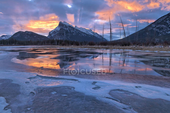 Dawn by Mount Rundle on Vermilion Lake, Banff National Park, Alberta, Canadá - foto de stock