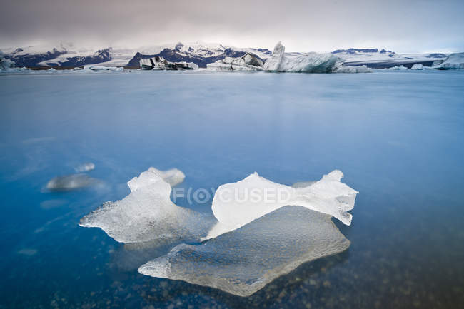 Lagoa Jokulsarlon abaixo do glaciar Vatnajokull no Parque Nacional Vatnajokull, Islândia — Fotografia de Stock