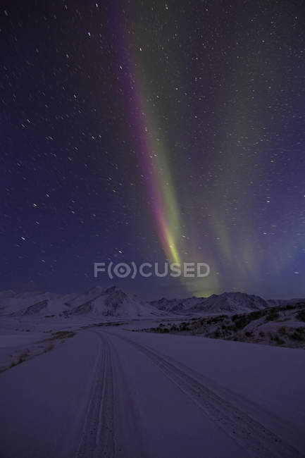 Aurora borealis over snow covered Dempster Highway, Yukon, Canada. — Stock Photo