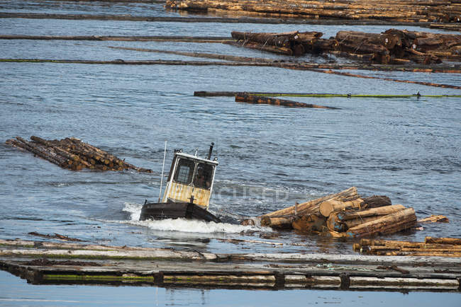 Barco boom madeireiro na aldeia costeira de Beaver Cove, Kokish River, British Columbia, Canadá — Fotografia de Stock