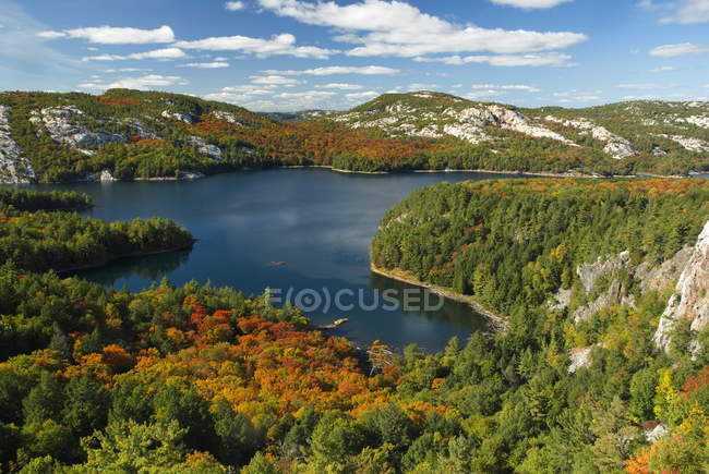 Folhagem outonal de floresta por lago no Parque Provincial Kilarney, Ontário, Canadá — Fotografia de Stock