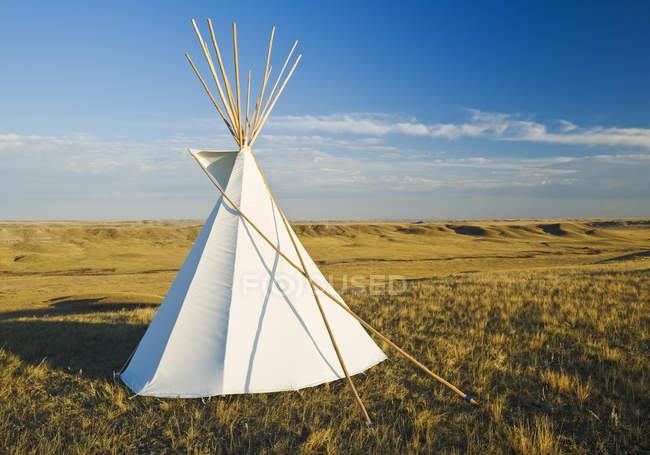 Teepee on hill of Grasslands National Park, Saskatchewan, Canadá - foto de stock