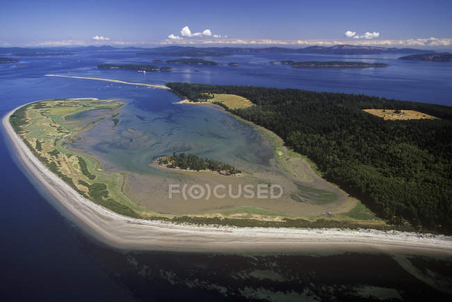 Vista aérea de Sidney Spit, Isla Vancouver, Columbia Británica, Canadá . - foto de stock