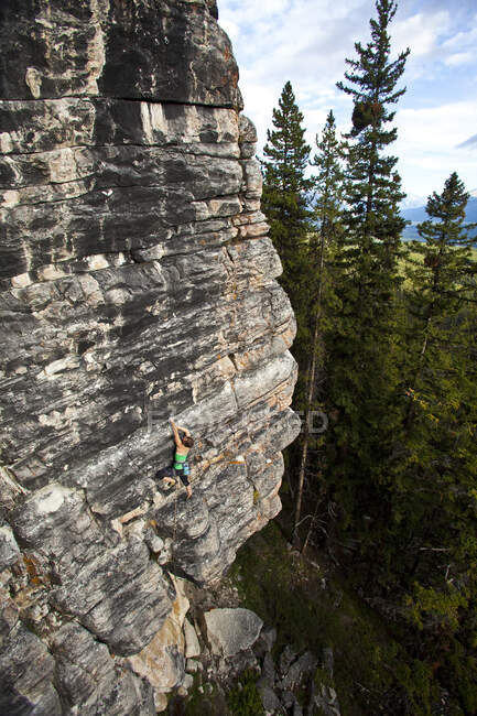 Una fuerte escaladora trabaja en el suspenso de zombies sobrenaturales 11d, Silver City, Castle Mtn, Banff, AB - foto de stock