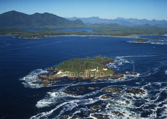 Vue aérienne du phare de l'île Lennard, parc national Pacific Rim, île de Vancouver, Colombie-Britannique, Canada . — Photo de stock