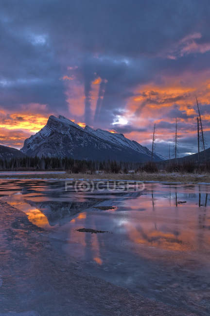 Dawn by Mount Helle on Vermilion Lake, Banff National Park, Alberta, Canada — стоковое фото