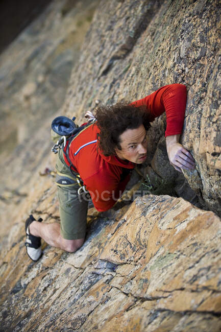 Man rock climbing on rock face, Skaha Bluffs, Skaha, Penticton Area, British Columbia, Canadá — Fotografia de Stock