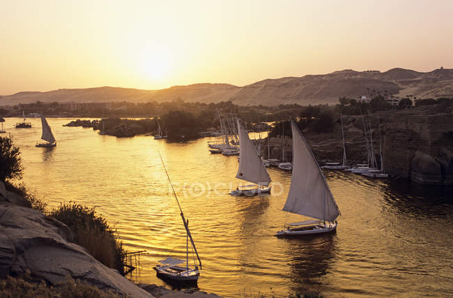 Bateaux Feluccas sur le Nil au coucher du soleil, Assouan, Egypte — Photo de stock