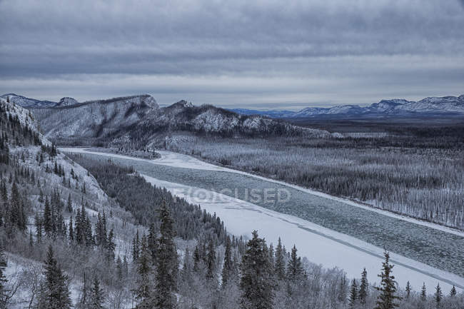 Rio Yukon cheio de pedaços de gelo por Eagle Rock perto de Carmacks, Yukon
. — Fotografia de Stock
