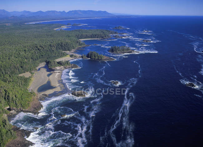 Вид с воздуха на пляж Radar Beach of Pacific Rim National Park, остров Ванкувер, Британская Колумбия, Канада . — стоковое фото