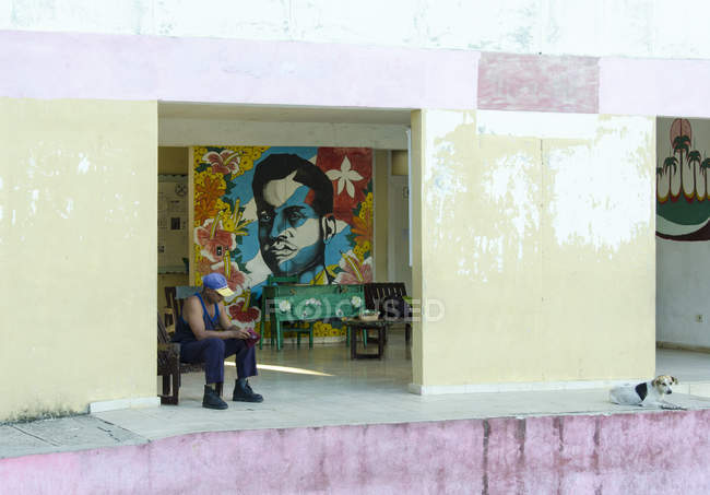 Edificio escolar con mural, Guanabo, Playas del este cerca de La Habana, Cuba - foto de stock