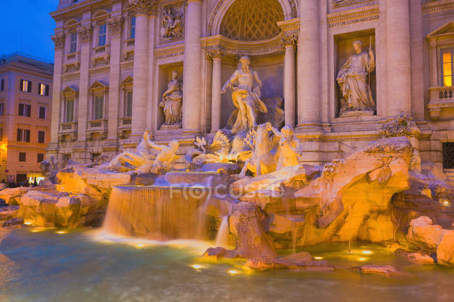 Fontana di Trevi illuminata di notte a Roma — Foto stock