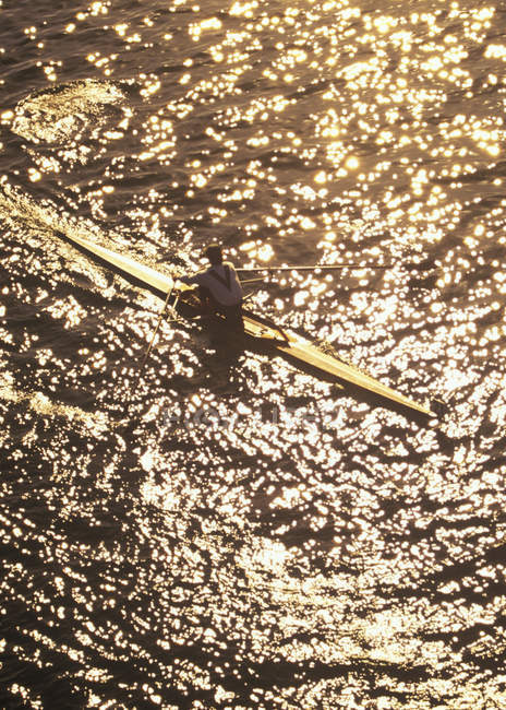 Vista de alto ângulo de pessoa irreconhecível barco a remo em Elk Lake ao pôr do sol, Victoria, Vancouver Island, British Columbia, Canadá
. — Fotografia de Stock