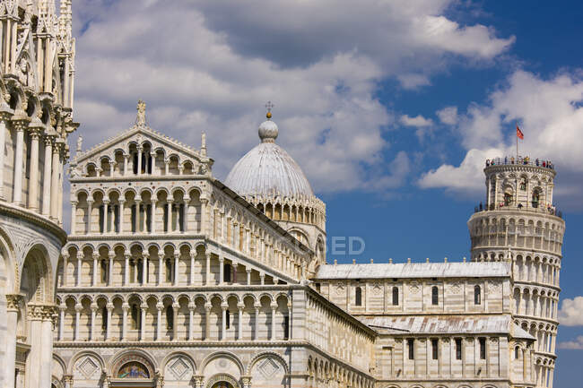 Paisaje urbano con catedral y bautisterio con torre inclinada, Pisa, Toscana, Italia - foto de stock