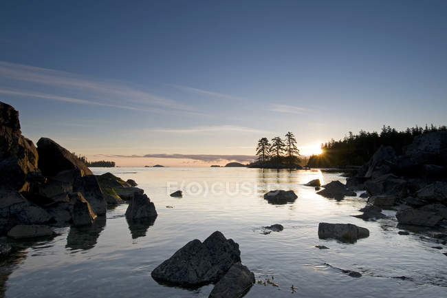Salida del sol en Murchison Bay del Parque Nacional Gwaii Haanas, Haida Gwaii, Columbia Británica, Canadá - foto de stock