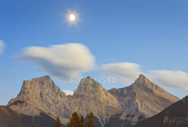 Trois sœurs sommets avec pleine lune dans le ciel, Canmore, Alberta, Canada — Photo de stock