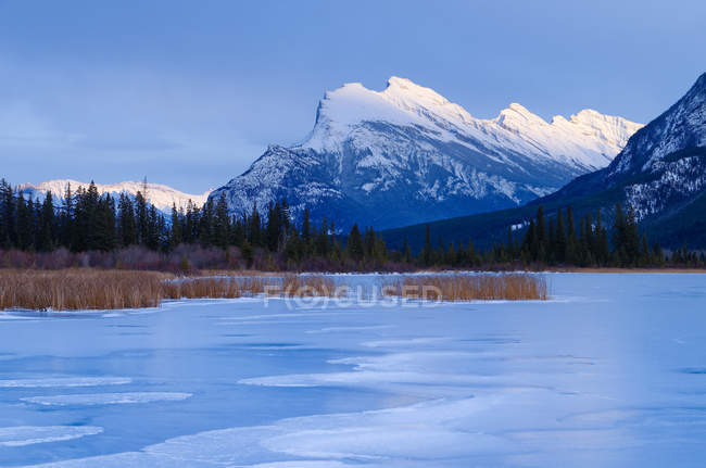 Mount Rundle and Vermillion Lake in winter, Banff National Park, Alberta, Canada — Stock Photo