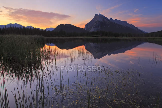 Mount rundle und zinnoberroter See bei Sonnenuntergang, Alberta, Kanada — Stockfoto