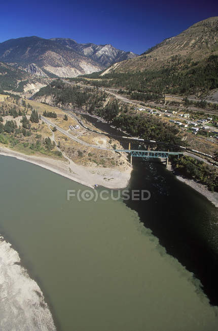 Luftaufnahme des Zusammenflusses von Thompson und Fraser Flüssen in der Nähe von Lytton, britische Kolumbia, Kanada. — Stockfoto