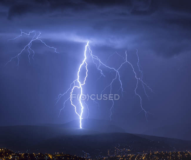 Fulmine durante il temporale sulla città di Cochabamba di notte, Bolivia . — Foto stock