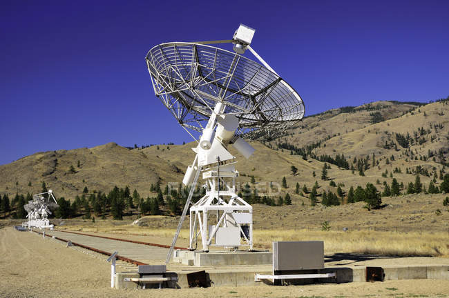 Satellitenschüssel am Astrophysikalischen Radioobservatorium in der Nähe der okanagan falls, Kanada. — Stockfoto