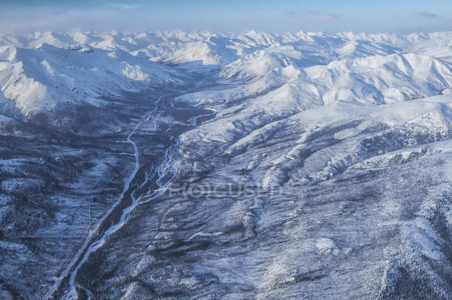 Aerial view of Dempster Highway and Ogilvie Mountains in northern Yukon, Canada. — Stock Photo