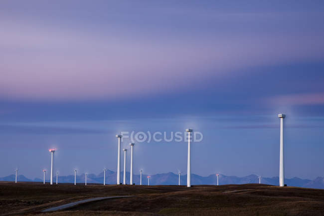 Moinhos de vento geradores de energia que funcionam ao amanhecer perto de Fort Macleod, Alberta, Canadá . — Fotografia de Stock