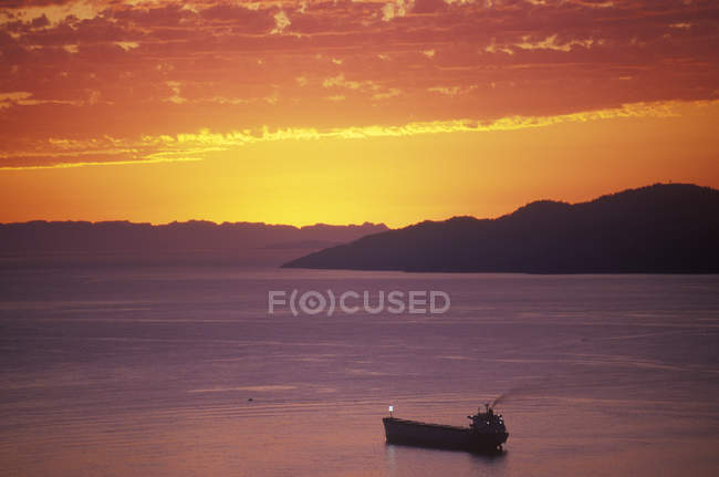 Vista aérea do cargueiro ao pôr-do-sol em English Bay, British Columbia, Canadá . — Fotografia de Stock