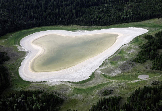 Вид с воздуха на озеро в форме сердца в Британской Колумбии, Канада — стоковое фото