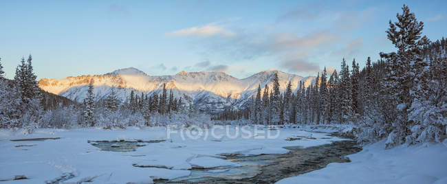 Lumière du soleil sur les montagnes entourant le lac Annie au Yukon, Canada — Photo de stock