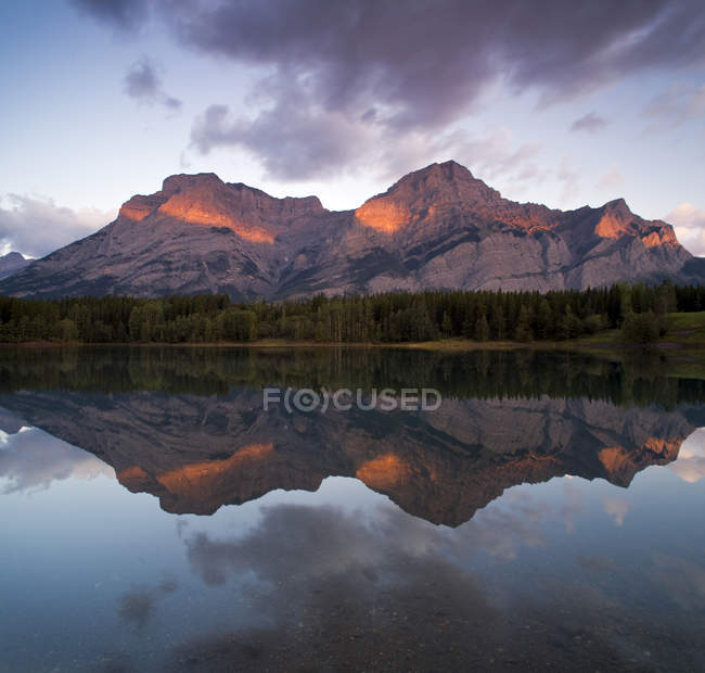 Monte Kidd refletindo em Wedge Pond ao nascer do sol, Kananaskis Country, Alberta, Canadá — Fotografia de Stock