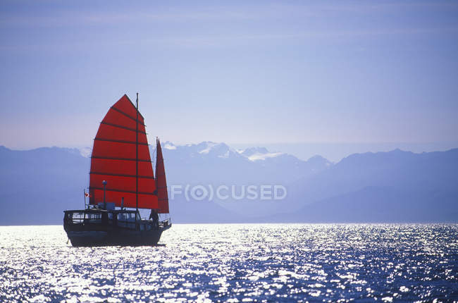 Schiffssegel und olympische Berge in der Ferne, Viktoria, Vancouver Island, Britische Kolumbia, Kanada. — Stockfoto