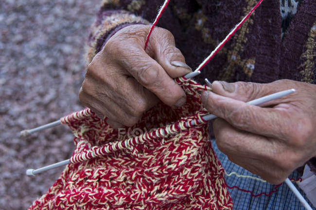 Primo piano del lavoro a maglia maschile locale, Cuzco, Peru — Foto stock