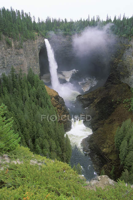 Helmcken Falls cachoeira de Wells Gray Provincial Park na Colúmbia Britânica, Canadá . — Fotografia de Stock