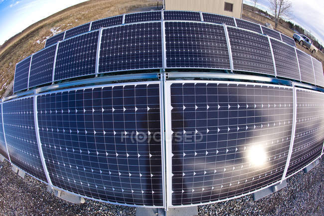 Paneles solares en planta de tratamiento de agua en Turner Valley, Alberta, Canadá . - foto de stock