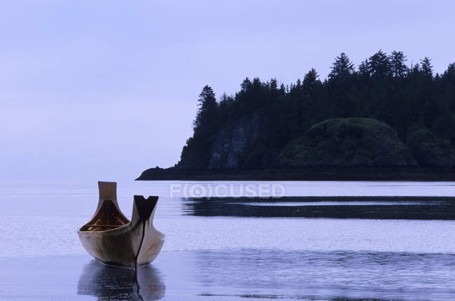 Haida canoa en la orilla del Skidegate, Islas Queen Charlotte, Columbia Británica, Canadá . - foto de stock