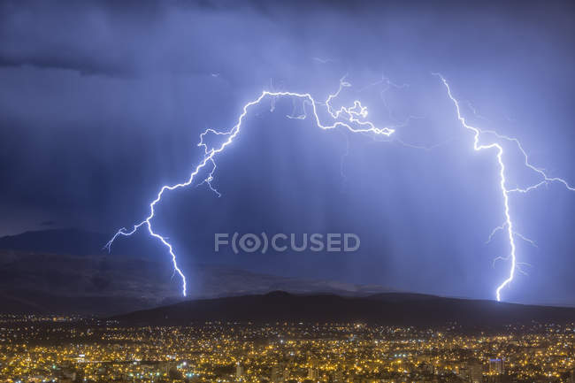 Relâmpago durante trovoada sobre a cidade de Cochabamba à noite, Bolívia . — Fotografia de Stock