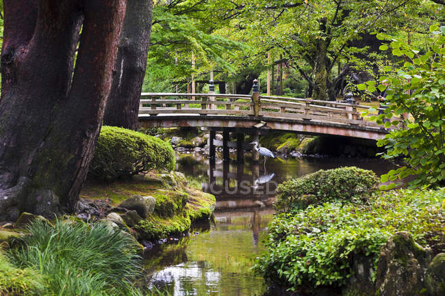 Brücke über den Fluss im kenrokuen garden in kanazawa, ishikawa, japan — Stockfoto