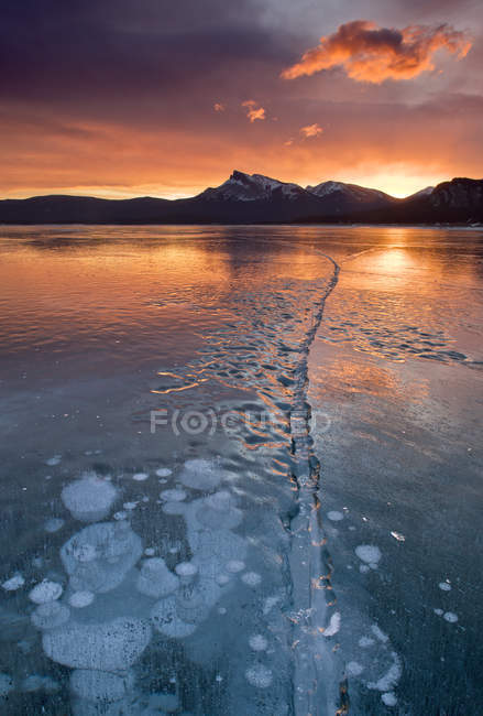 Lago Abraham y pico Kista en invierno, llanuras de Kootenay, Bighorn Wildland, Alberta, Canadá - foto de stock