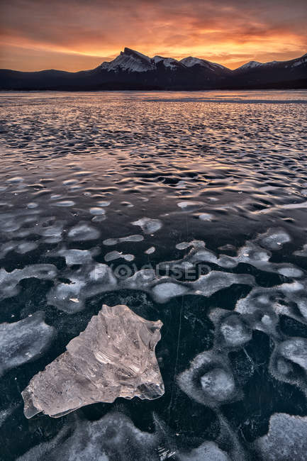 Abraham Lake e Kista Peak no inverno, Kootenay Plains, Bighorn Wildland, Alberta, Canadá — Fotografia de Stock