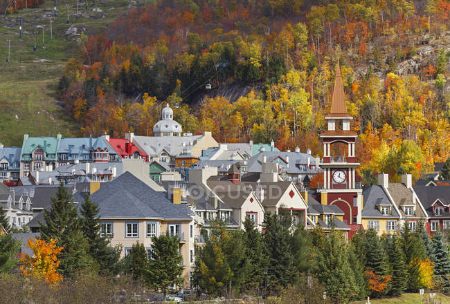 Paisaje de Mont Tremblant Village en otoño, Laurentians, Quebec, Canadá - foto de stock