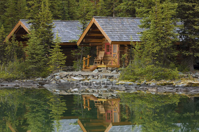 Cabañas Lodge en la orilla del Lago Ohara en el Parque Nacional Yoho, Columbia Británica, Canadá - foto de stock