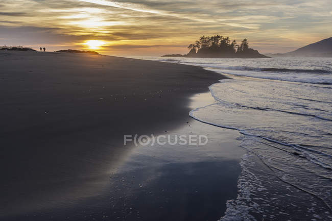 Хвилі миття берегової лінії Whaler острівець, як сонце постановки на острові Флорес Провінційний парк, звук Клейоко, Британська Колумбія Канада. — стокове фото