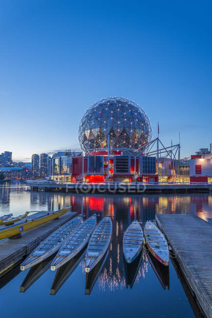 Telus World of Science e barche drago a False Creek, Vancouver, Columbia Britannica, Canada — Foto stock