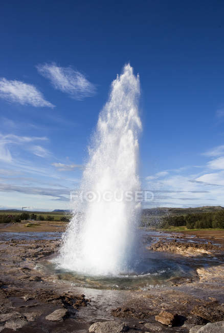 Strukkur geyser fontaine dans un paysage aride de l'Islande — Photo de stock