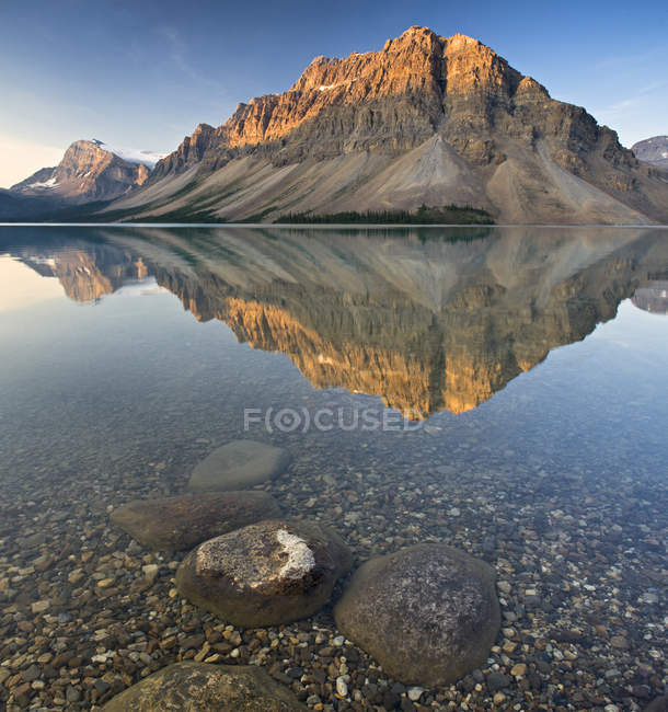 Reflexão do Monte Crowfoot na água do Lago Bow, Parque Nacional Banff, Alberta, Canadá — Fotografia de Stock