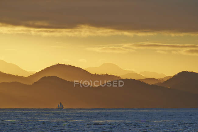 Silueta de velero al amanecer navegando por Inside Passage, Columbia Británica, Canadá - foto de stock