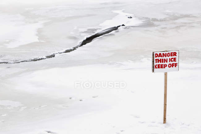 Небезпека Попереджувальний знак на Червоної річки, Вінніпег, Манітоба, Канада. — стокове фото