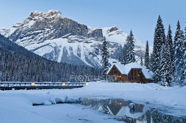 Restaurante no Emerald Lake refletindo na água no inverno no Parque Nacional Yoho, British Columbia, Canadá — Fotografia de Stock