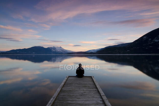 Taking in the sunset colours over Shuswap Lake in Sunnybrae, near Salmon Arm, British Columbia, Canada. MR102 — Stock Photo